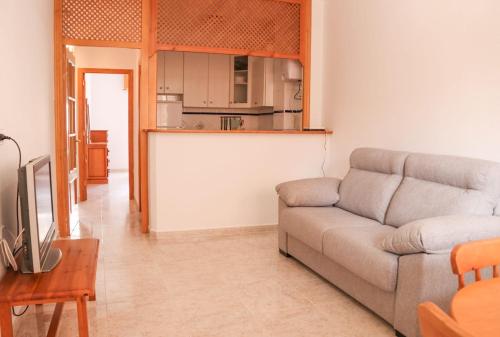 sala de estar con sofá y cocina en LA CASITA DEL CABO en Cabo de Gata
