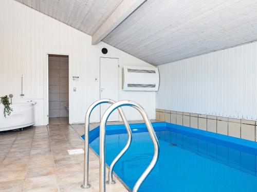 una piscina cubierta con bañera y lavabo en 10 person holiday home in Juelsminde, en Sønderby