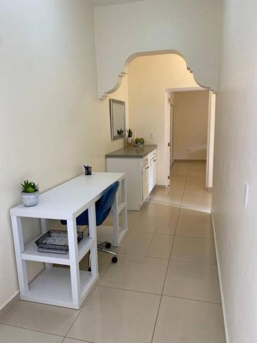 uma cozinha com uma mesa branca num quarto em Lovely 2 Bedroom Apartment in Quiet Neighborhood! em Philipsburg
