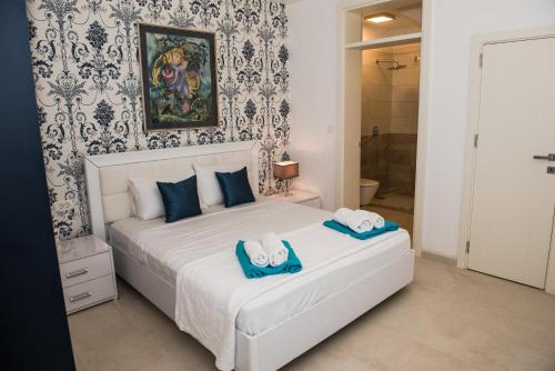 מיטה או מיטות בחדר ב-1-Bed large Apartment in Tivat swiming pool
