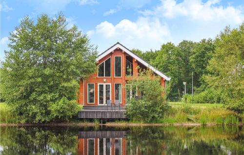 a cabin on the water with a view of the lake at Gorgeous Home In Heel With Wifi in Heel
