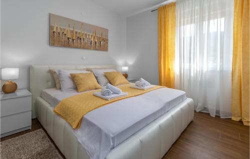 Postel nebo postele na pokoji v ubytování 1 Bedroom Nice Apartment In Klenovica