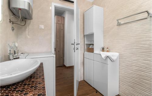 Koupelna v ubytování 1 Bedroom Nice Apartment In Klenovica