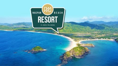 uma ilha no oceano com um sinal que lê resort em Nacpan Beach Resort em El Nido