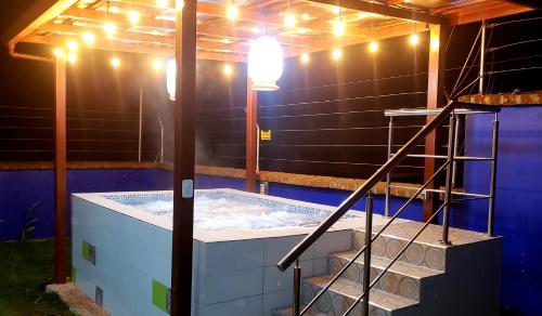 bañera de hidromasaje con luz en la parte superior en CASA VISTA HERMOSA, en Baños