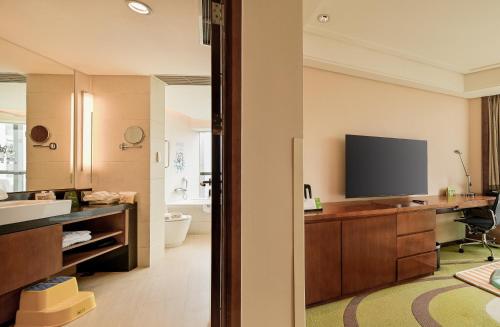 TV a/nebo společenská místnost v ubytování Holiday Inn Qingdao City Center by IHG - May 4th Square
