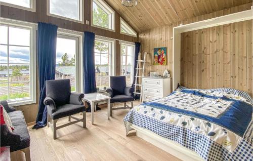 Golsfjelletにある4 Bedroom Nice Home In Tisleidalenのベッドルーム1室(ベッド1台、椅子2脚、窓付)