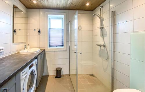 Bilik mandi di 4 Bedroom Beautiful Home In Tisleidalen