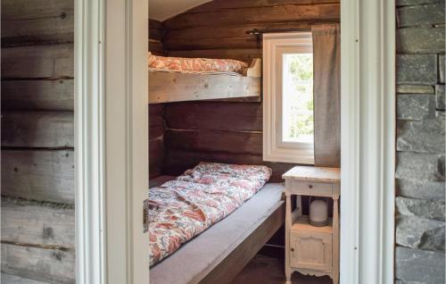 מיטה או מיטות קומותיים בחדר ב-2 Bedroom Gorgeous Home In Eggedal