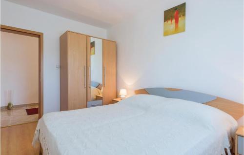 Cama ou camas em um quarto em 4 Bedroom Cozy Apartment In Vodnjan