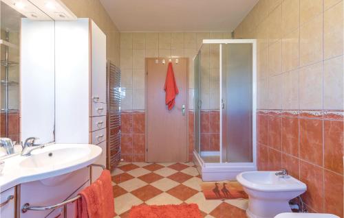 Um banheiro em 4 Bedroom Cozy Apartment In Vodnjan