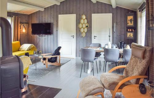 uma sala de estar com mesa e cadeiras em Nice Home In Eggedal With Kitchenette em Haglebu