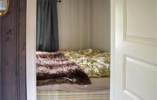 Haglebu的住宿－Nice Home In Eggedal With Kitchenette，一间卧室配有一张床铺,床上有毯子