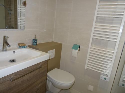 Kúpeľňa v ubytovaní Studio 3* avec Alcôve, Balcon Face Mer, Plage à 150m - Les Sables-d'Olonne - FR-1-92-921