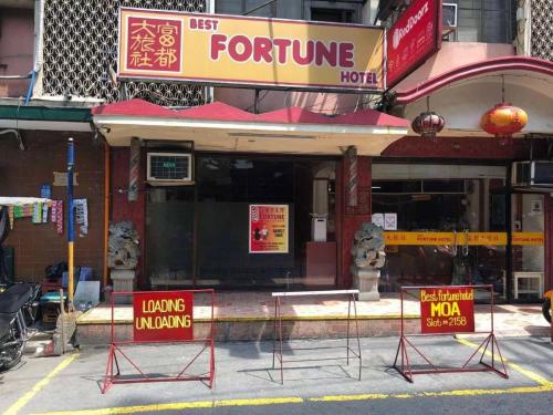 a front of a restaurant with sign in front of it w obiekcie BEST FORTUNE HOTEL at CHINATOWN w mieście Manila