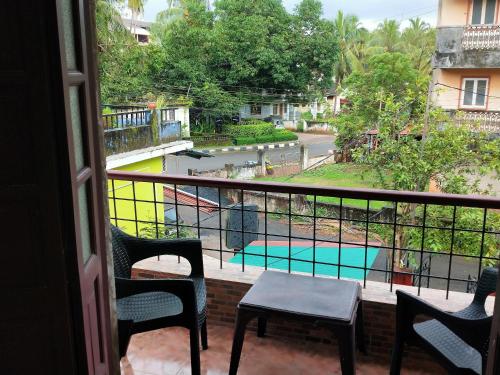 En balkong eller terrass på AlexMarie Holiday Homes Apartments 5 min to Candolim Beach