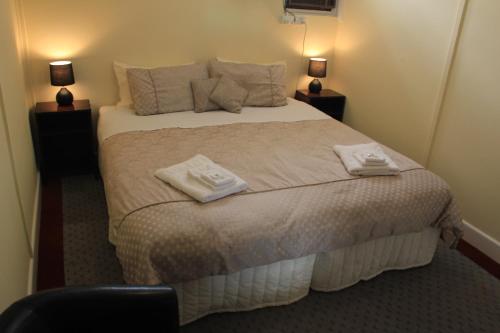Un pat sau paturi într-o cameră la The Woomelang Hotel