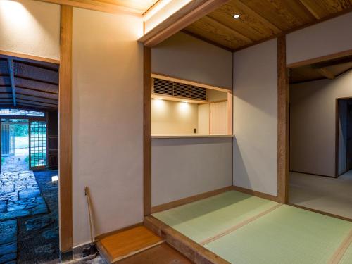 a room with green mats on the floor at Kappo Ryokan Yumesaki in Beppu