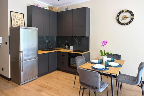 Kuchyňa alebo kuchynka v ubytovaní Praktyczny apartament z cichym tarasem