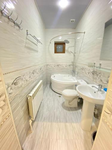 Ein Badezimmer in der Unterkunft Samarkand Fruza гостевой дом