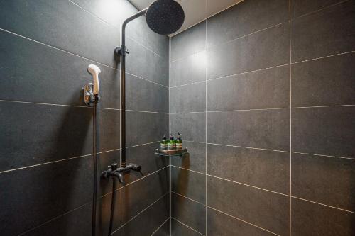 Un baño de MTM Family Hotel