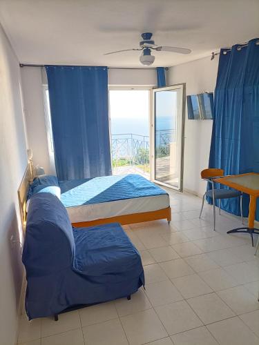 Ένα ή περισσότερα κρεβάτια σε δωμάτιο στο Ξενοδοχείο Χριστίνα - Happy Days