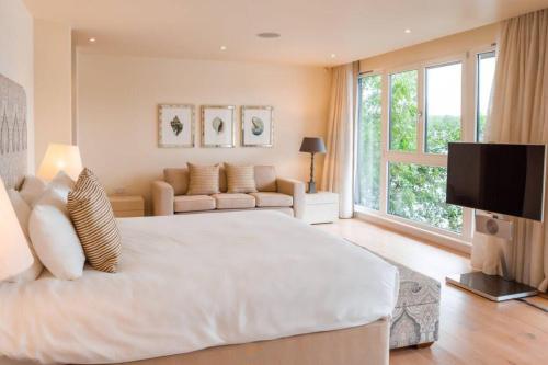 سرير أو أسرّة في غرفة في Lakeside Villa at the Lakes By Yoo, Cotswolds