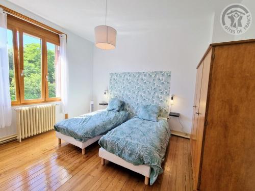 - une chambre avec des lits jumeaux et une tête de lit dans l'établissement Gîte de charme à Cambrai : 3 chambres, jardin, garage, proche centre et gare - FR-1-510-178, à Cambrai