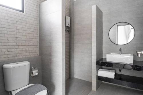 een badkamer met een toilet, een wastafel en een spiegel bij HuaHin◆PaiMai PoolVilla◆4BR◆Karaoke by น้องมังคุด in Hua Hin