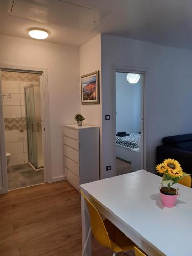 eine Küche mit einem weißen Tisch und gelben Stühlen in der Unterkunft Apartman B & S with a beautiful terrace in Pula