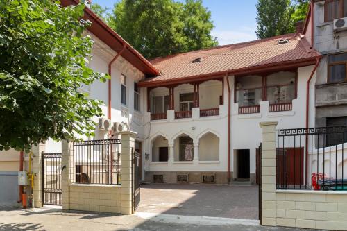 een wit huis met een hek en een hek bij VD Boutique Apartments No 3 in Boekarest