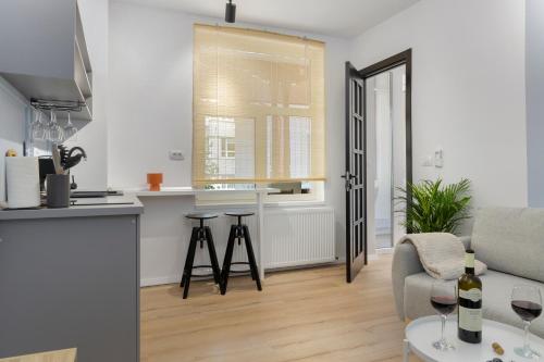 een keuken en woonkamer met een bank en een tafel bij VD Boutique Apartments No 3 in Boekarest