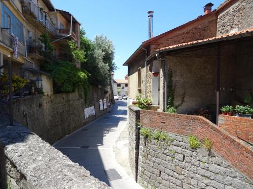 un callejón en un casco antiguo con edificios de ladrillo en Casa Ersilia, en Novi Velia