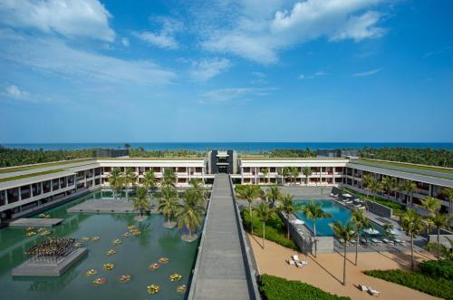 widok z powietrza na ośrodek z basenem w obiekcie InterContinental Chennai Mahabalipuram Resort, an IHG Hotel w mieście Mahabalipuram