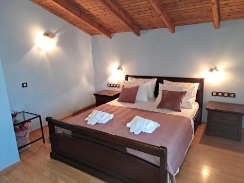 una camera da letto con un letto grande con due asciugamani sopra di Corfu Maisonette House ad Alepoú