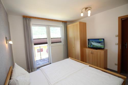 a small bedroom with a bed and a window at Apartments Luidold in Schladming