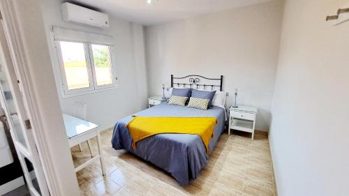 San PedroにあるLa Casita del Arco Panorámicoのベッドと窓のある小さな寝室