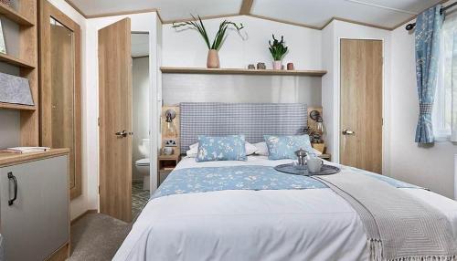 Un pat sau paturi într-o cameră la Mersea Villa