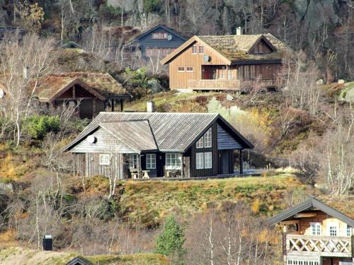 uma casa grande no topo de uma colina em 10 person holiday home in SERAL em Åseral