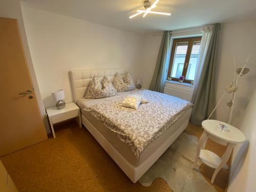 Uma cama ou camas num quarto em Zentral gelegene Ferienwohnung in Saalfelden