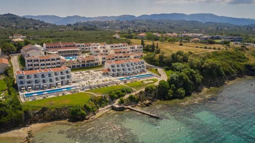 - une vue aérienne sur un complexe à côté de l'eau dans l'établissement AluaSoul Zakynthos - Adults only - All Inclusive, à Tragaki