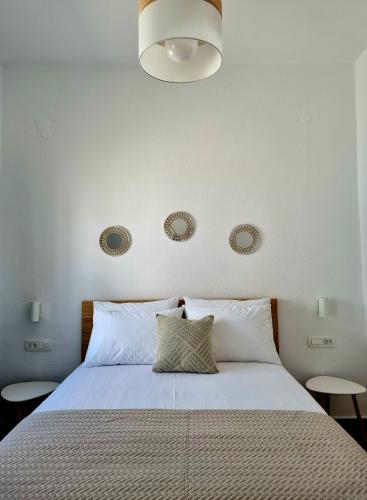 1 dormitorio con 1 cama blanca y 2 mesas en Marina's House en Triovasálos