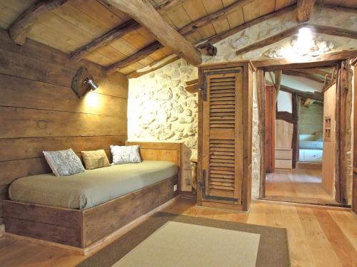 Choranche的住宿－L'Echappée en Vercors，小木屋内一间卧室,配有一张床