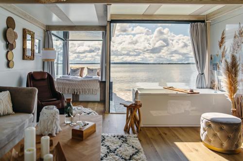 Gallery image of Domki na wodzie - HT Houseboats - with sauna, jacuzzi massage chair in Mielno