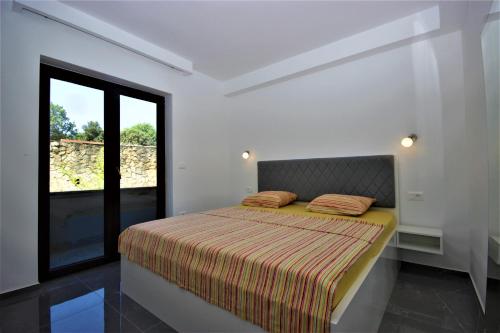 Un pat sau paturi într-o cameră la Apartments Smitran