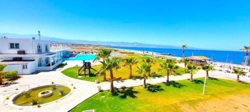נוף של הבריכה ב-Aphrodite Apartments North Cyprus או בסביבה