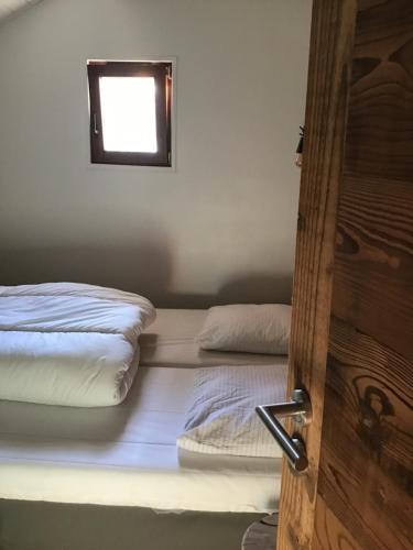 une chambre avec deux lits et une fenêtre dans l'établissement Duplex Bellevue, à Gérardmer