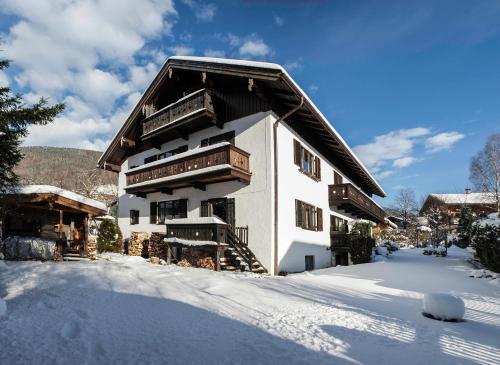 un edificio con la neve sul terreno di fronte di Ferienwohnung "Tegernsee-III" a Tegernsee