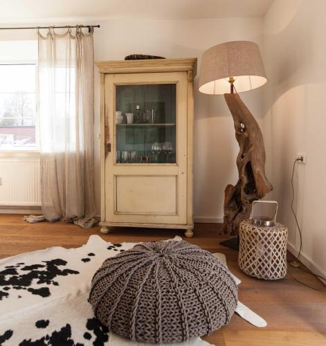 una camera con lampada e un letto con tavolo di Ferienwohnung "Tegernsee-III" a Tegernsee