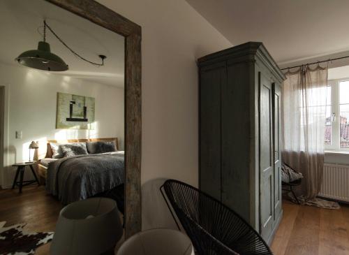 Zona d'estar a Modern-bayrisches Apartment mit Seeblick